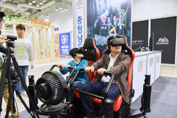 지난 13~15일 부산 벡스코에서 열린 '2017 넥스트콘텐츠페어'에서 관람객들이 VR(가상현실) 콘텐츠를 체험하고 있다.