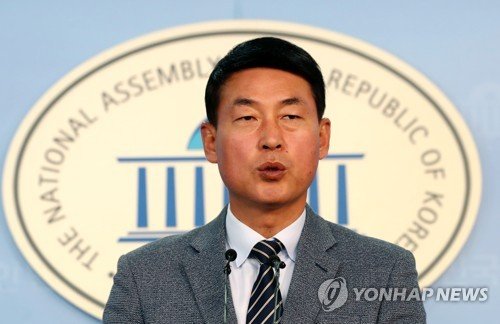 바른정당 황영철 의원이 16일 오후 서울 여의도 정론관에서 당 통합파 행보 관련 기자회견을 하고 있다.