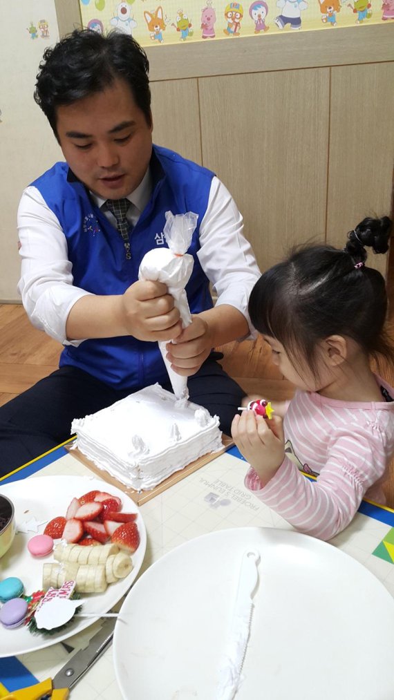 2 올해 2월 서울 올림픽로 올림삼성증권은 지난해 말 직접 만든 총 350개의 생크림 롤케이크와 연하장을 지역사회와 함께 나누는 '나눔 종무식'을 개최했다. 삼성증권 직원이 케이크를 만들고 있다.