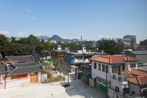 서울 강북삼성병원 건너편 새문안로에 조성된 '돈의문 박물관 마을'. 이 마을은 과거, 근.현대 등의 건축양식이 혼재돼 있다.