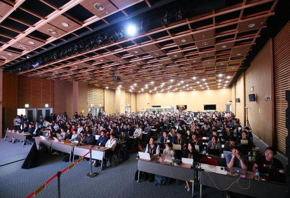 넥슨이 지난 4월 개최한 넥슨개발자컨퍼런스(NDC)에 참여한 참관객들이 강연자의 강연을 경청하고 있다.