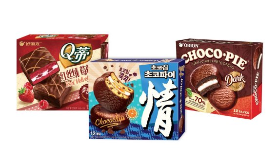 오리온의 한국 '초코칩 초코파이'(가운데),중국 '큐티파이 레드벨벳'(왼쪽), 베트남 '초코파이 다크'