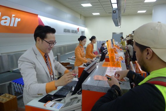 18일 울산공항에 첫 취항한 제주항공의 울산공항 카운터의 분주한 모습. 이날 울산~제주간 항공편에는 만석인 189명이 예약했고 최종 182명이 탑승했다.