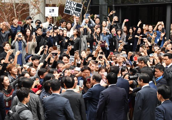 문재인 대통령이 18일 일자리위원회가 열린 성수동 헤이그라운드 앞에서 청년들에게 둘러싸여있다. 연합뉴스