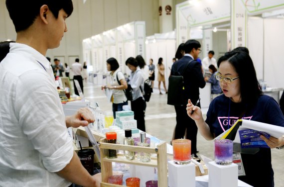 지난해 11월 서울 삼성동 코엑스에서 개최된 청년 창업 프로젝트 품평회에서 청년창업가의 상품들을 방문객들이 살펴보고 있다.