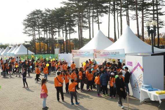 스마일게이트가 지난해 서울 상암월드컵공원 평화광장에서 진행한 2016 패밀리런 행사에 3000명의 참가자들이 모였다. 2016 패밀리런 행사장 전경.