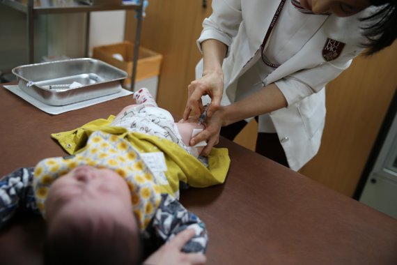 고대안암병원 의료진이 독감에 취약한 영아에게 인플루엔자 백신을 주사하고 있다.