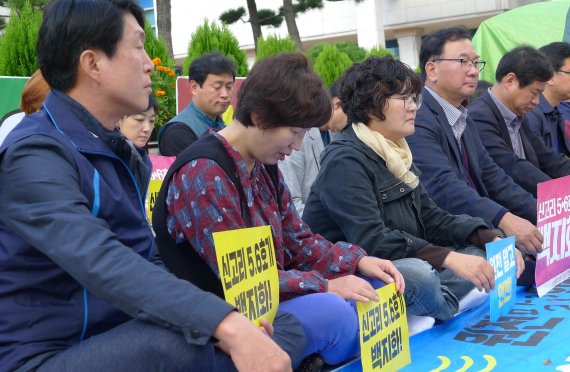 20일 오전 10시 공론화위원회의 건설재개 권고안 발표에 망연자실한 모습을 보이고 있는 울산 탈핵운동 참여 시민들