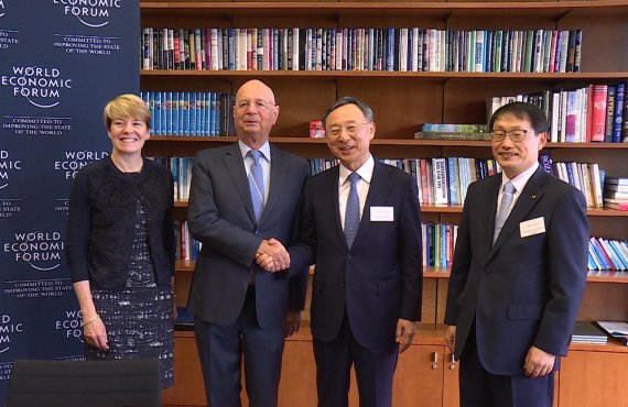 20일(현지시간) 스위스 제네바에 위치한 세계경제포럼(WEF) 본부에서 KT- WEF 파트너십을 체결한 후 KT 황창규(왼쪽 세번째) 회장과 WEF 클라우스 슈밥(왼쪽 두번째) 회장이 악수를 하고 있다.