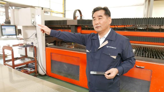 한진엘리베이터 박갑용 대표가 경기도 김포시 대곳면 소재 공장에서 엘리베이터 제작 과정에 대해 설명하고 있다.