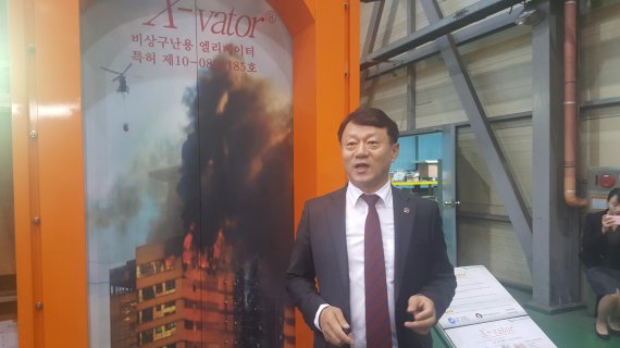 김기영 송산특수엘리베이터 대표가 경기도 시흥시 시화공단 소재 본사에서 비상 구난용 엘리베이터에 대해 설명하고 있다.