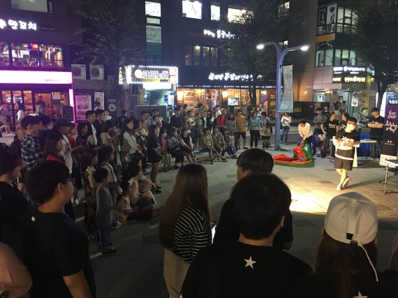 한국과학창의재단이 지난 9월 서울 홍대 '걷고싶은 거리'에서 진행한 사이언스 버스킹 행사에는 많은 참석자들이 모여 높은 관심을 보였다.