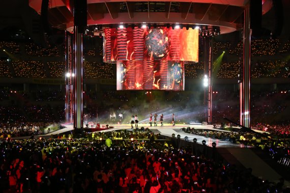지난 22일 오후 부산 사직동 아시아드주경기장에서 '2017 부산원아시아페스티벌'의 개막 공연이 펼쳐지고 있다.