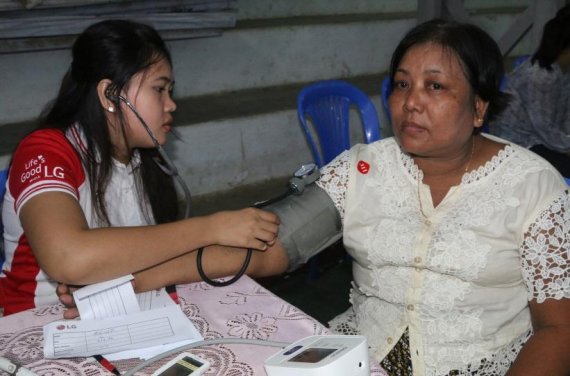 LG전자가 지난 21일 미얀마 파테인 지역 종합경기장에 설치한 이동진료소에서 현지 주민이 진료를 받고 있다.