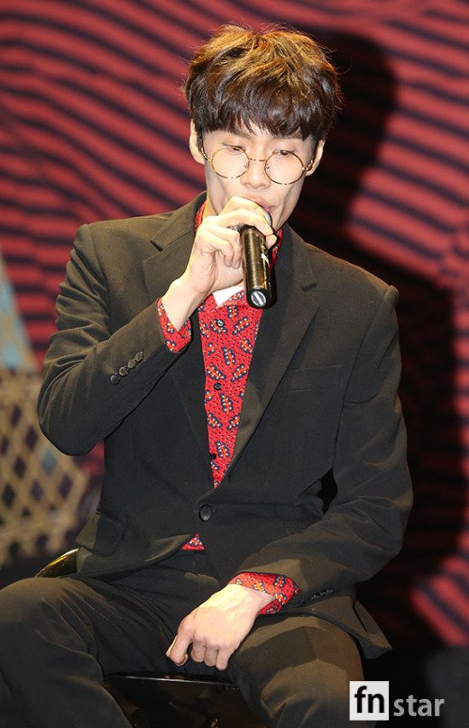 [포토] 무대 선보이는 가수 민수 - fn스타