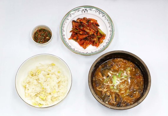 24일 청와대에서 열린 문재인 대통령과 노동계 인사의 만찬에서 제공된 메뉴. 청와대는 노동계의 상징인 청계천에서 80년 넘는 역사를 가진 음식점 '용금옥'에서 공수한 추어탕과 콩나물밥, 전어를 준비했다. /사진=청와대 제공