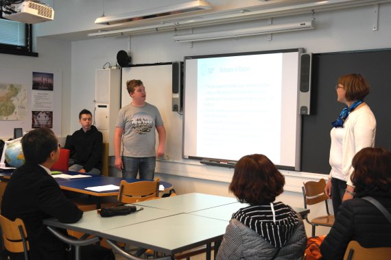 핀란드의 한 고등학교 수업광경. 핀란드는 교사가 아닌 학생들이 자발적으로 수업을 이끌고 참여하는 게 자연스럽다. 올해 초 이 학교를 방문한 서울시교육청 직원들에게 한 학생이 자신의 학교에 대해 소개하고 있다.