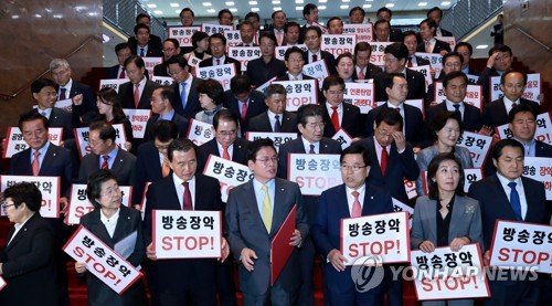 한국당, 방문진 이사선임에 국감 보이콧..국회 "전운 고조"