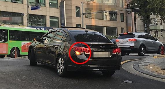 왼쪽 방향지시등을 켜고 진입하고있다. 이날 91대 차량 중 16대의 차량이 왼쪽방향지시등을 켰다 /사진=용환오 기자