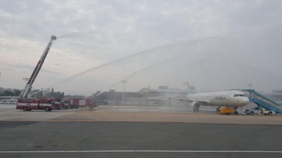 한국공항공사 대구지사가 27일 대구국제공항 계류장에서 유관기관 합동으로 항공기사고 수습훈련을 실시하고 있다.