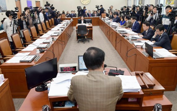 “우리만 불리” 국감 보이콧 발 빼는 한국당