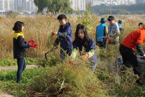 홈앤쇼핑, ‘안양천 유역 하천지킴이’ 봉사활동 실시