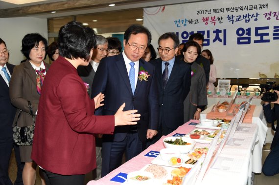 김석준 부산광역시교육감(앞줄 왼쪽 두번째)이 지난 28일 해운대 동부산대에서 열린 '제2회 교육감배 건강하고 행복한 학교밥상 경진대회'에 참석해 수상한 식단을 둘러보고 참가자들을 격려했다.