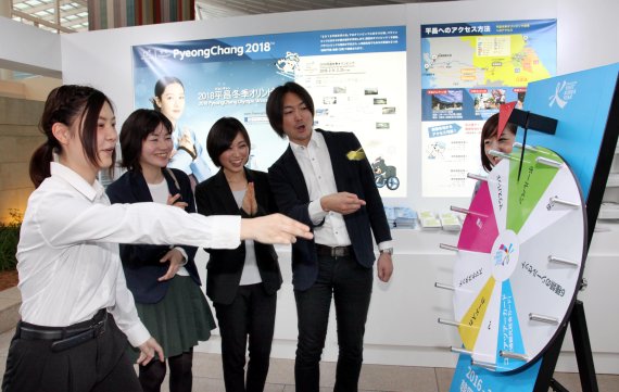 지난 5월 일본 하네다 공항 한국관광홍보관을 찾은 일본인