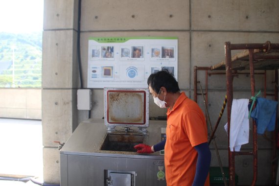 옥계휴게소 직원이 음식물 처리기를 사용하고 있다.