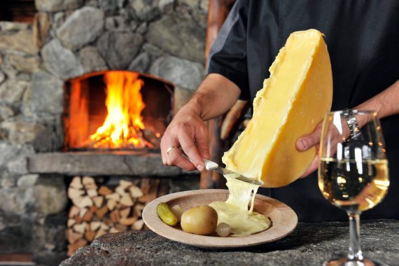 체르마트의 녹인 치즈와 말린 고기
