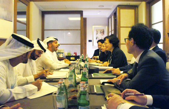 문미옥 청와대 과학기술보좌관(오른쪽) 등 한국 대표단은 30일(현지시간) UAE 아부다비에서 모하메드 알 하마디 UAE원자력공사(ENEC) 사장과 만나 한국 기술로 건설중인 UAE 바라카 원전의 성공적 운영과 협력 강화 방안을 논의했다.