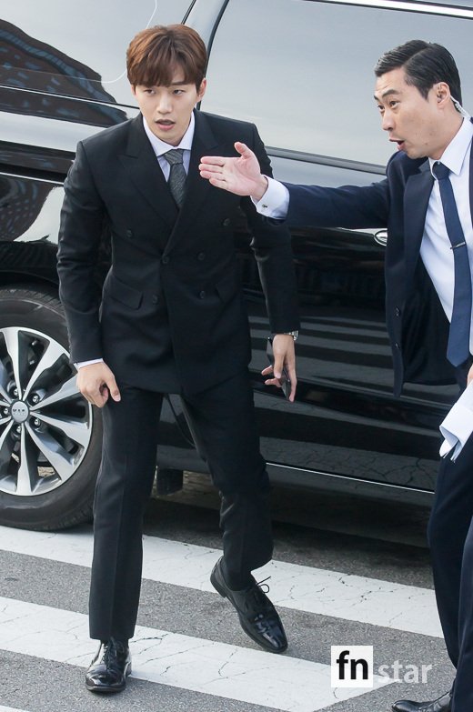 [포토] 2PM준호, ‘경호원 외침에 깜짝’ - fn스타