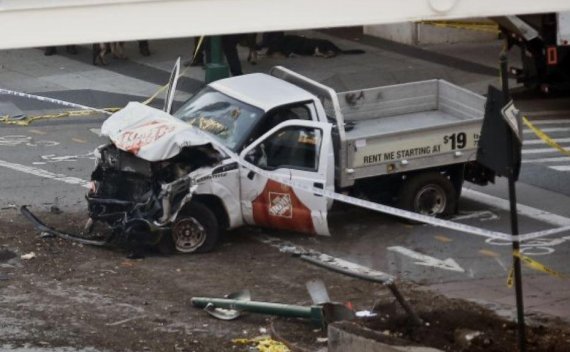 미국 뉴욕 맨해튼에서 31일(현지시간) 소형 픽업트럭이 자전거도로를 덮치면서 8명이 숨졌다. 사진은 이날 사건을 일으킨 트럭이 심하게 부서진 모습. AP연합뉴스