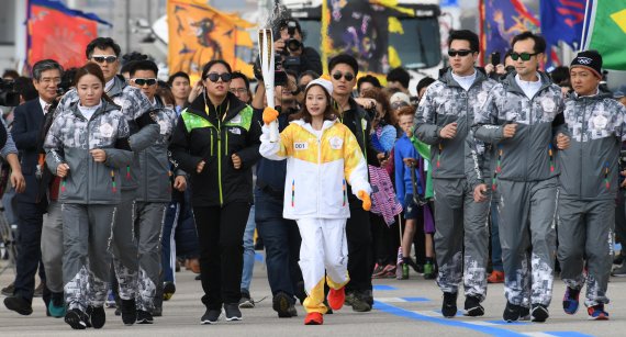지난 1일 인천대교 톨게이트 앞에서 열린 '2018 평창동계올림픽' 성화봉송 세리머니에서 첫번째 주자인 피겨선수 유영이 성화봉을 들고 질주하고 있다. 사진=서동일 기자