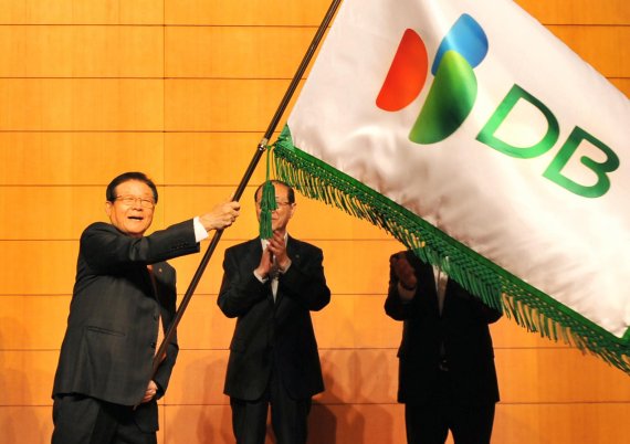 이근영 DB그룹 회장이 1일 서울 대치동 DB금융센터 다목적홀에서 열린 'DB그룹 CI 선포식’에서 그룹 깃발을 흔들고 있다.