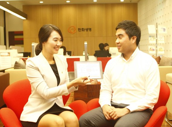 한화생명은 태블릿PC 기반의 체계화된 시스템을 도입해 가입 및 보험금 지급 절차 축소 등 고객 편의성을 극대화했다.