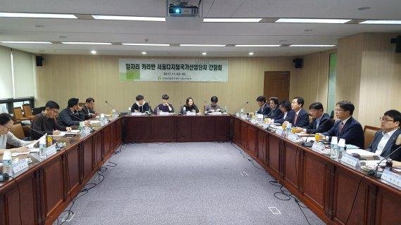 지난 3일 정부 '일자리 카라반(현장방문단)' 공무원들이 서울 가산동 디지털산업단지를 방문해 입주기업 대표들과 간담회를 하고 있다.