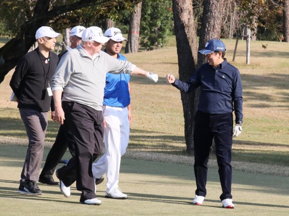 5일 일본을 방문한 도널드 트럼프 미국 대통령이 사이타마현 가스미가세키CC에서 아베 신조총리(오른쪽)와 두 번째 골프 회동을 했다. 일본 내각공보실