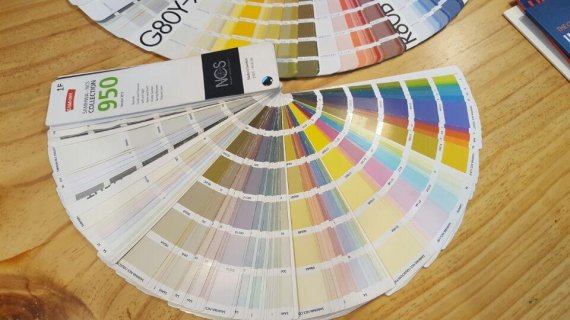 삼화페인트공업 홈앤톤즈 매장에선 소비자가 선택한 색상을 즉석에서 만들어준다.
