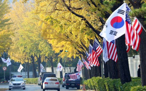 '국빈' 트럼프 방한 맞춰 광화문 일대에 성조기 행렬