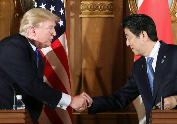도널드 트럼프 미국 대통령(왼쪽)이 6일 일본 도쿄 모토아카사카(元赤坂) 영빈관에서 열린 아베 신조 일본 총리와의 공동 기자회견에 참석해 발언하고 있다. 연합뉴스