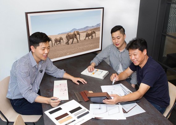 삼성전자 '더 프레임'의 제품디자이너인 이상영 VD사업부 디자이너(왼쪽부터), 김기홍 디자이너, 안성진 디자이너가 디자인 회의를 하고 있다.