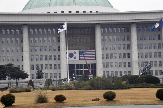 국회의사당 태극기와 성조기 설치