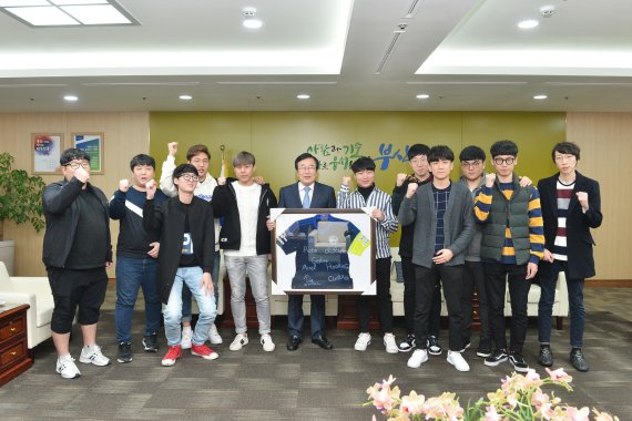 지난 6일 부산시청에서 아마추어 e스포츠단 'GC부산' 선수들과 서병수 부산시장이 간담회를 가진 뒤 공식 유니폼을 들고 기념촬영을 하고 있다.
