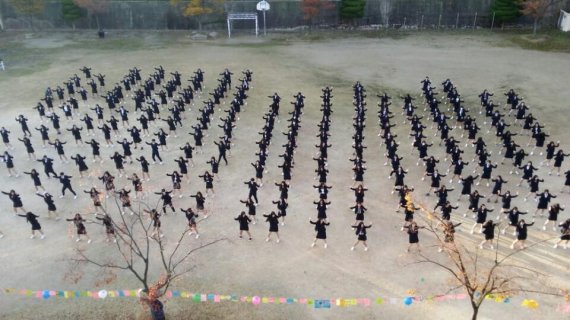 "선배님들 수능대박 기원합니다" 부산 사상구 주례여자고등학교 1학년 학생 250여명이 7일 오전 학교 운동장에서 수능을 앞둔 3학년 언니들을 위해 수능대박 기원 '플래시몹 응원'을 펼치고 있다. 이날 1학년 학생들은 걸그룹 트와이스의 'cheer up'과 소녀시대의 '힘내' 음악에 맞춰 2주 동안 갈고 닦은 춤을 선보였다. 3학년 학생들은 교실 창문을 통해 후배들의 공연을 관람하고 감사의 마음을 담아 박수를 보냈다.