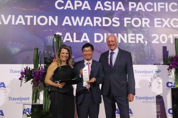 에어서울은 지난 7일(현지시간) 싱가포르에서 국제항공컨설팅 전문업체인 CAPA가 선정하는 ‘올해의 신규 항공사’ 상을 수상했다. 류광희 대표(가운데)가 상을 수상한 후 관계자들과 기념촬영을 하고 있다. /사진=fnDB