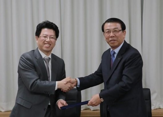 NH농협생명 서기봉 사장(오른쪽)과 중앙치매센터 김기웅 센터장이 '치매극복 인식 제고'를 위한 업무협약을 맺고 악수를 나누고 있다.