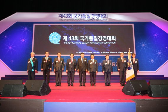 정동희 국가기술표준원 원장(왼쪽 다섯번째)이 8일 서울 영동대로 코엑스에서 열린 제43회 국가품질경영대회에서 품질경영 유공자들과 기념 촬영을 하고 있다.