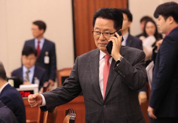 9일 오전 국회에서 열린 법제사법위원회 전체회의에서 국민의당 박지원 의원이 통화를 하며 회의장으로 들어오고 있다. 연합뉴스
