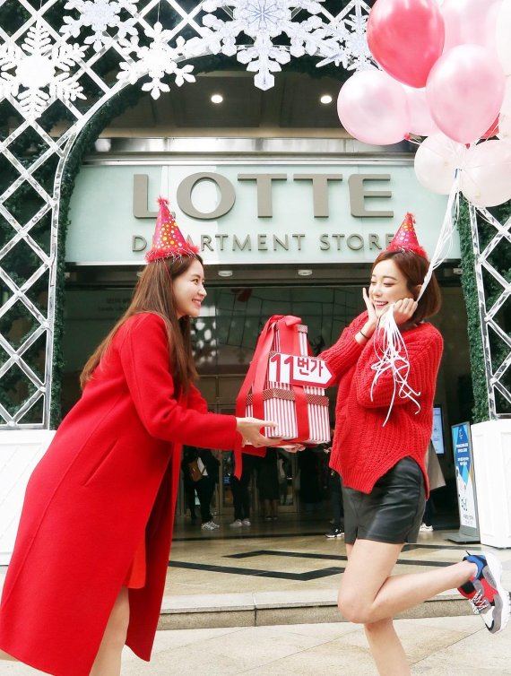SK플래닛 11번가 모델들이 '십일절(11월11일)' 공동마케팅에 나선 롯데백화점 앞에서 '십일절 페스티벌'을 홍보하고 있다.